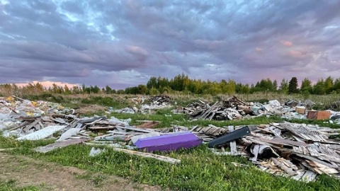 В поле под Тверью нашли свалку гробов и венков