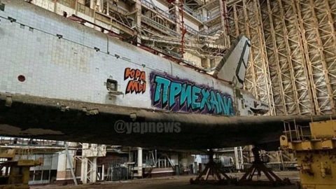 "Юра, мы приехали": на Байконуре разрисовали "Буран"