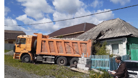Водитель самосвала "уронил" столб на жилой дом в Ревде