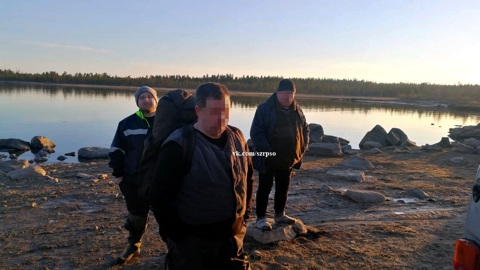 В Мурманской области спасатели эвакуировали оставшихся без лодки рыбаков