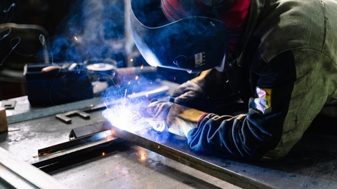 Газосварщика зажало между плитами на воронежском заводе