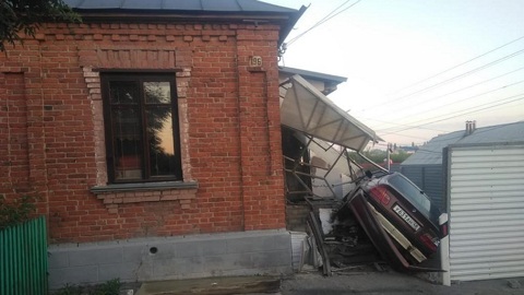 В Ельце автомобиль протаранил жилой дом