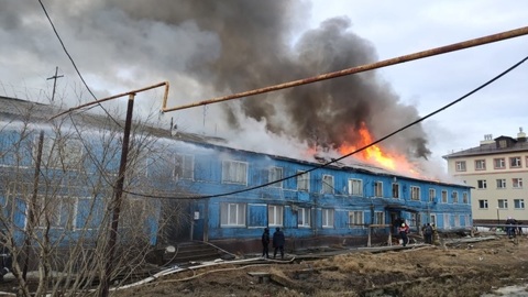 ЧП на Ямале: в Тазовском тушили пожар в многоквартирном жилом доме