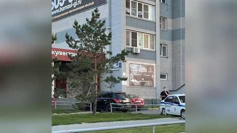 Дети сбросили пятилитровую бутылку воды на голову приятелю