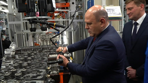 Мишустин поработал сборщиком "КамАЗов"