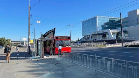 В Казани пассажирский автобус врезался в остановку