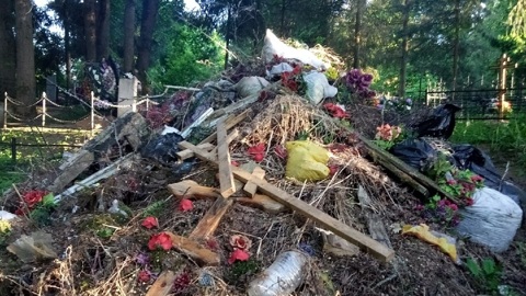 На смоленском кладбище образовалась несанкционированная свалка