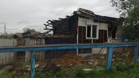 В бурятском селе студент спас из огня трех девочек