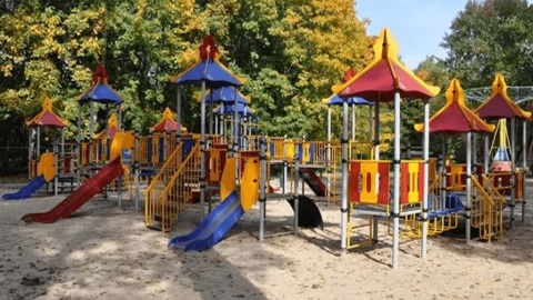 В Сибае 5-летняя девочка застряла между прутьями горки на детской площадке