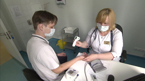 Прививка в МФЦ и в вузе: в Москве и Подмосковье появилась новая вакцина. Вести в 20:00