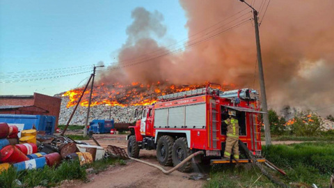 ЧП. Под Кировом тушат крупный пожар на мусорном полигоне