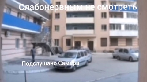 В целях воспитания. В Самаре пьяная мать свесила дочь из окна, ребенок погиб