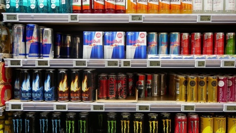 В Калужской области введен запрет на продажу "энергетиков" подросткам