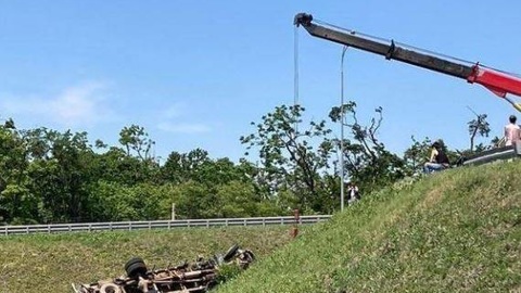Грузовик рухнул с косогора на объездной трассе Владивостока