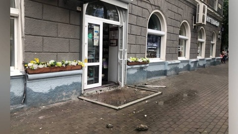 На оживленной центральной улице Воронежа рухнула часть балкона