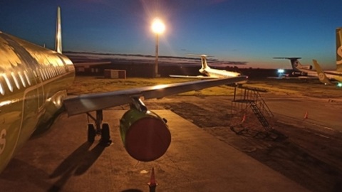 В Новосибирске проверят, почему самолет "поцеловал" мачту освещения аэропорта