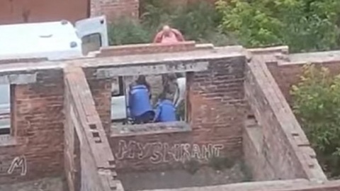 В Челябинске ребенок выжил после падения с трехметрового недостроя