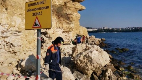 На опасных участках побережья в Севастополе появились предупреждающие знаки