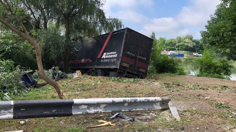 В Ростове-на-Дону фура протаранила ограждение и чуть не улетела в реку