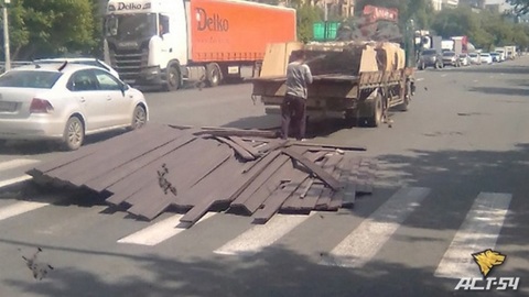 В Новосибирске автомобилист завалил переход досками