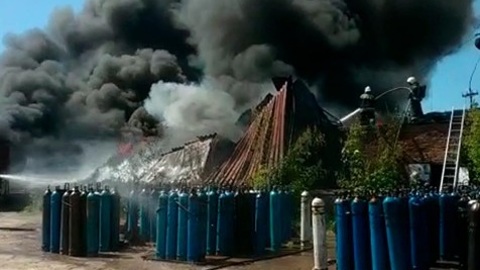 Пожарные предотвратили взрыв на складе газовых баллонов в Калуге