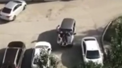 Полицейские нашли детей, катавших на капоте машины друзей