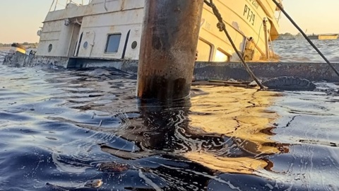В Казани из затонувшего судна вытекает топливо
