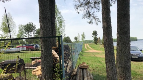 Мужчина забрал себе часть берега озера Волго в Тверской области