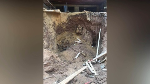 Рабочий погиб во время обвала грунта на западе Москвы