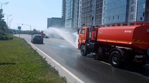 Защита от морщин: в Казани поливают дороги водой из-за жары