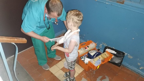 Между дверью и шахтой лифта: в Липецке сотрудники МЧС спасли руку ребенка