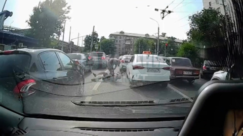 В Казани на проезжей части подрались таксист с велосипедистом