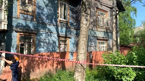 В Архангельске жилой дом сошел со свай