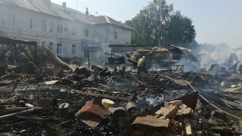 Двое пожарных пострадали при тушении огня в Ивановской области