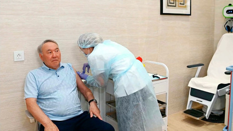 Бибилов и Назарбаев привились "Спутником V"