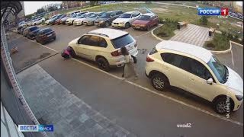 Ради лайков в TikTok: омские подростки скручивают колпачки с колес автомобилей