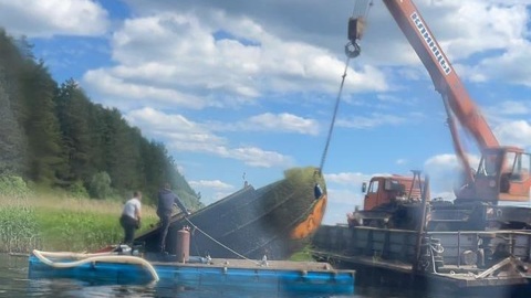В Тверской области вытащили затонувшее 35-метровое судно