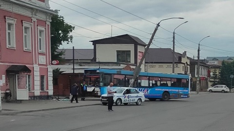 В Барнауле пассажирский автобус, стоявший на парковке, дал газу и снес столб
