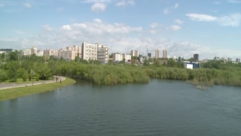 С флагом в руках: красноярские пловцы проплыли 112 км в холодном Енисее
