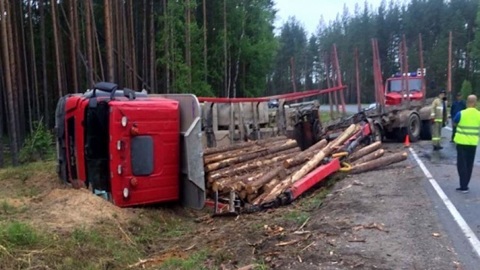 В Архангельской области в кювете оказался лесовоз с пиломатериалами