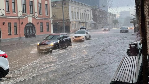 Из-за подтопления в Казани приостановлено движение трамваев и троллейбусов