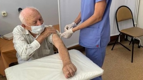 Здоровье на века: в Орле 100-летний ветеран вакцинировался от COVID-19