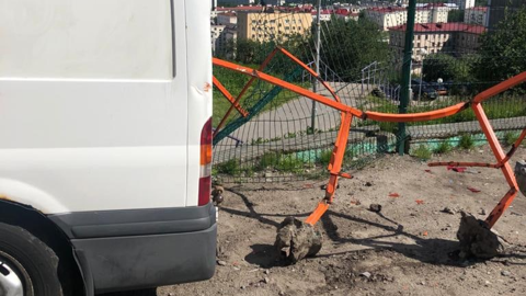 В Мурманской области микроавтобус протаранил детскую площадку