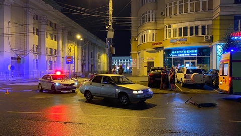 В Воронеже легковой автомобиль сбил мужчину на электросамокате
