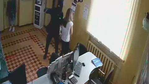 В Феодосии вооруженный грабитель ограбил банк