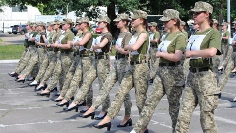 Беременные украинки встанут на воинский учет