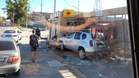 Автомобиль врезался в автобусную остановку в Новосибирске