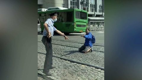 Мужчина с ножом напал на прохожих в Екатеринбурге