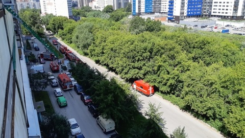 Из-за пожара в новосибирской многоэтажке эвакуировали почти 50 человек