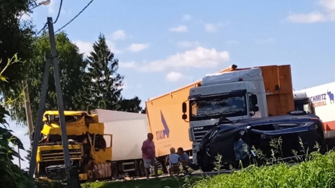В Ярославской области столкнулись два большегруза и легковой автомобиль